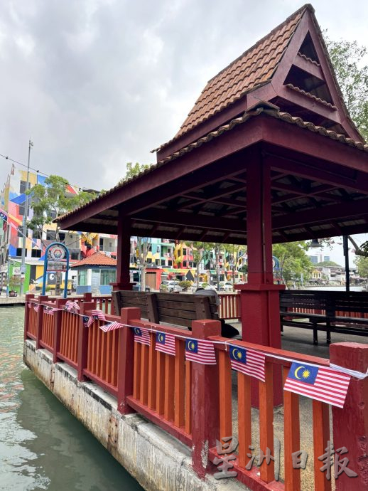 (古城第四版主文)巴刹桥换上国庆新颜·河畔洋溢爱国情怀