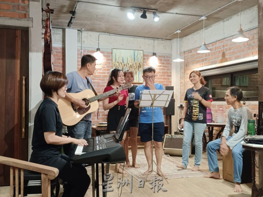 把爱好热情化为事业 温顺福 培育吉他手