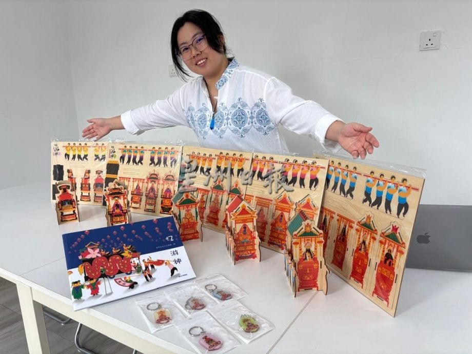 **已签发**柔：封面：特稿〡申遗新诠释 清华留学生文创品以柔佛古庙众神出游为题