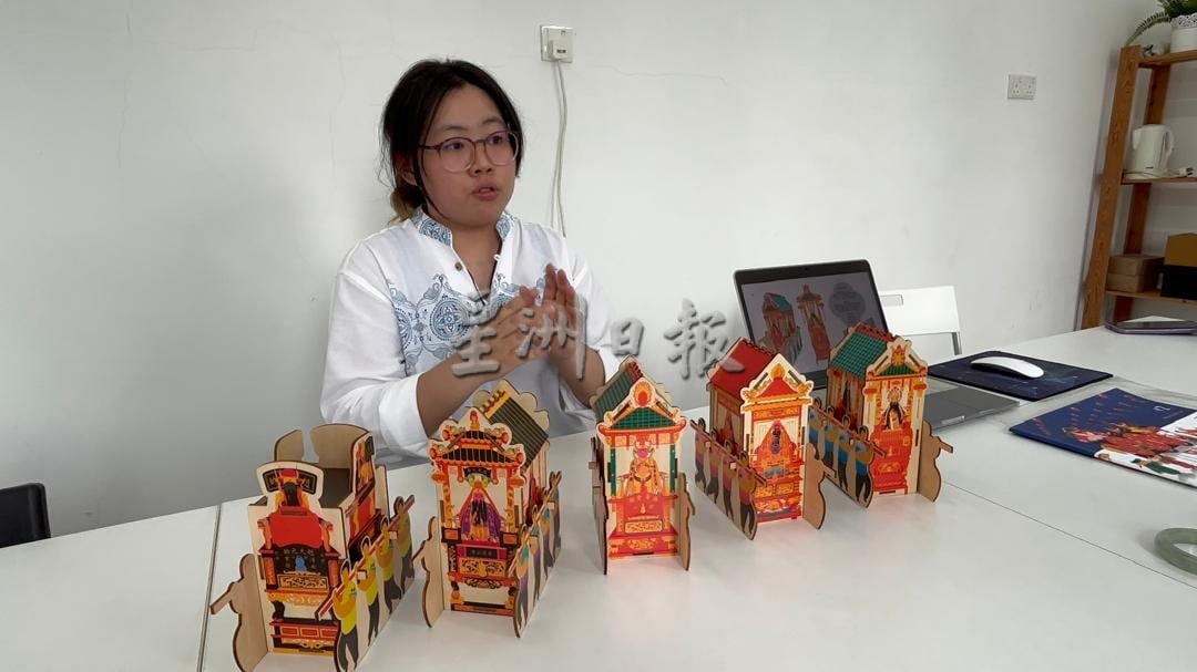 **已签发**柔：封面：特稿〡申遗新诠释 清华留学生文创品以柔佛古庙众神出游为题