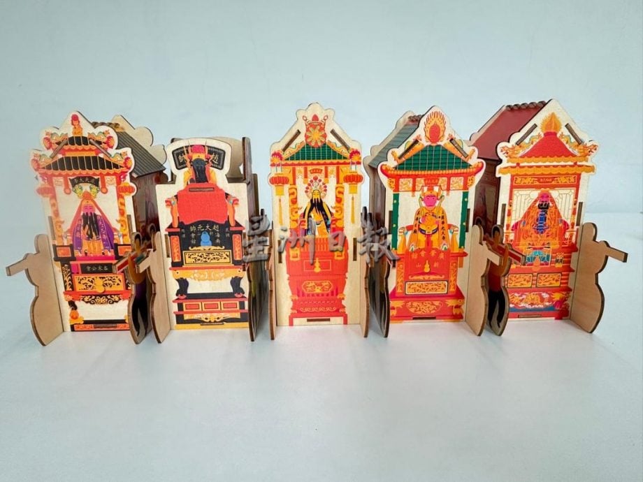 **已签发**柔：封面：特稿〡申遗新诠释 清华留学生文创品以柔佛古庙众神出游为题