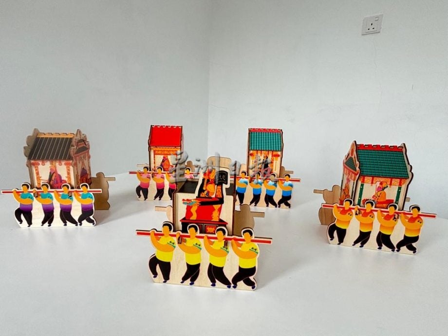 **已签发**柔：封面：特稿〡申遗新诠释 清华留学生文创品以柔佛古庙众神出游为题