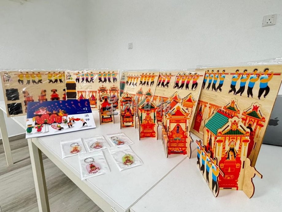 **已签发**柔：封面：特稿〡申遗新诠释 清华留学生文创品以柔佛古庙众神出游为题