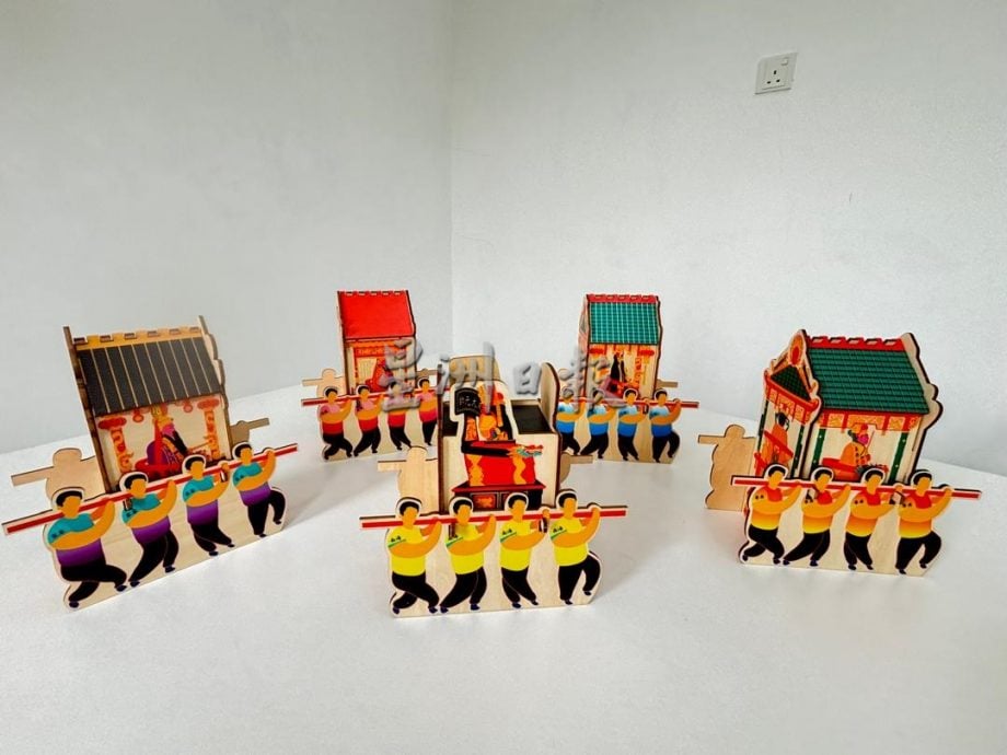 **已签发**柔：封面：特稿〡申遗新诠释 清华留学生文创品以柔佛古庙众神出游为题