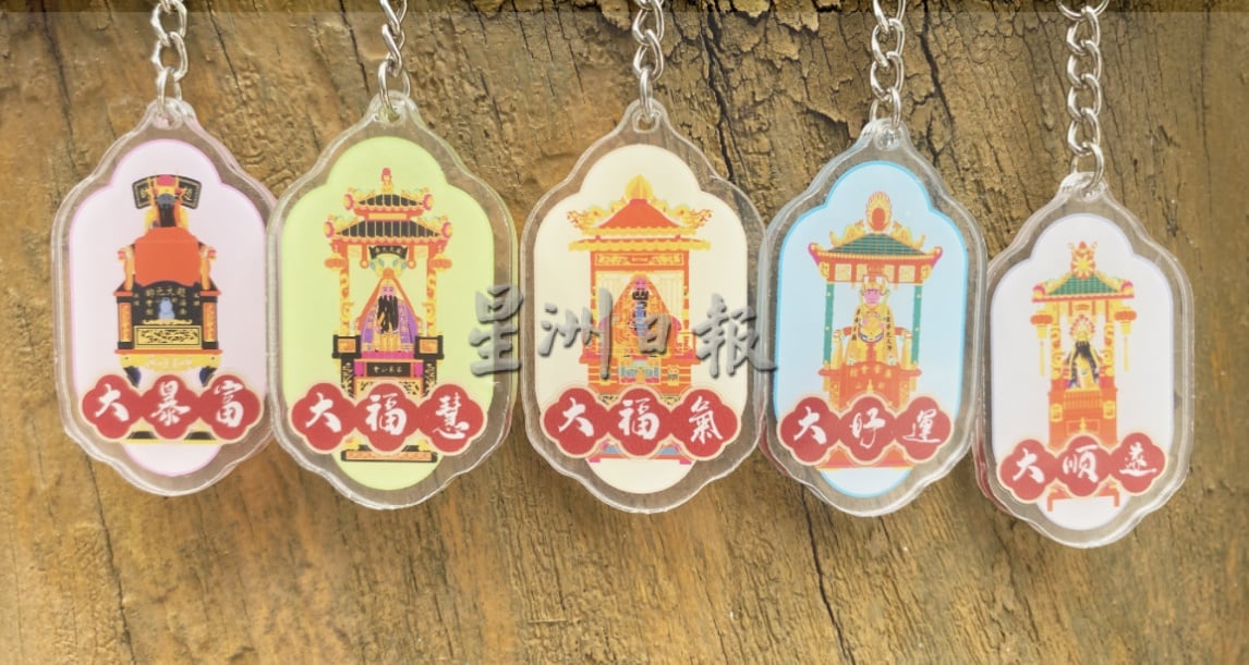 **已签发**柔：封面：特稿〡申遗新诠释 清华留学生文创品以柔佛古庙众神出游为题