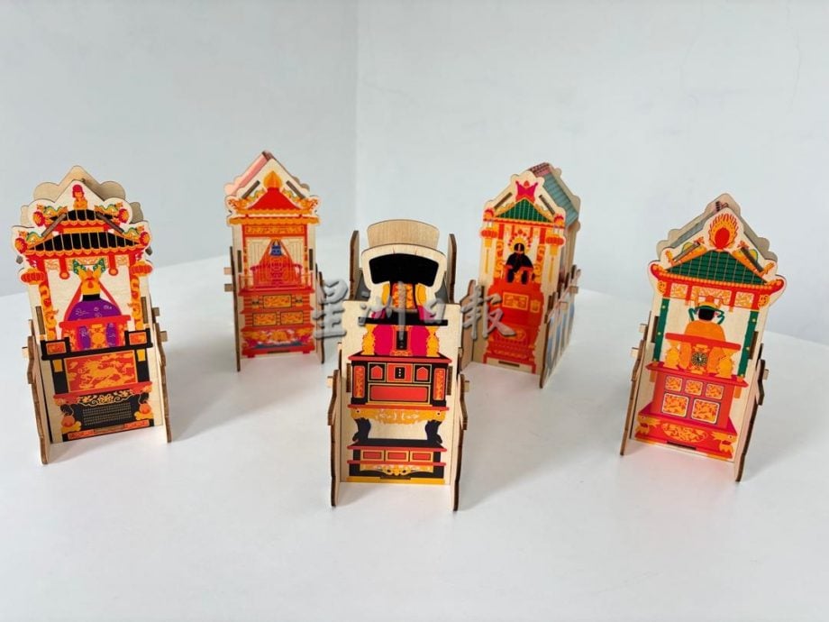 **已签发**柔：封面：特稿〡申遗新诠释 清华留学生文创品以柔佛古庙众神出游为题