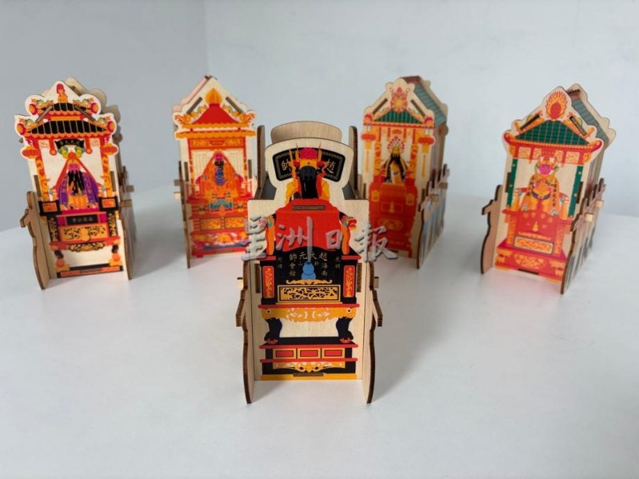 **已签发**柔：封面：特稿〡申遗新诠释 清华留学生文创品以柔佛古庙众神出游为题