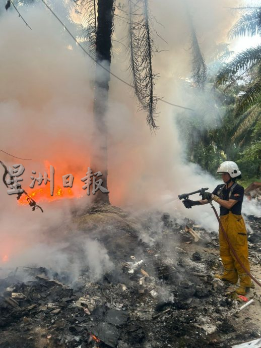 **已签发**柔:加亨南区非法焚烧垃圾 黑烟冲天气味刺鼻