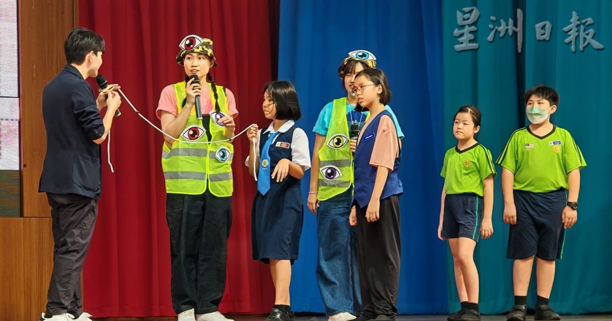 柔04头 :本报活动:“亮睛睛、看清清”全国小学护眼运动巡回列车开到国光二校