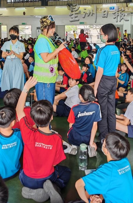 柔04头 ：本报活动：“亮睛睛、看清清”全国小学护眼运动巡回列车开到国光二校