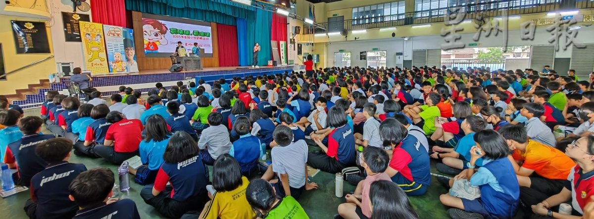 柔04头 :本报活动:“亮睛睛、看清清”全国小学护眼运动巡回列车开到国光二校