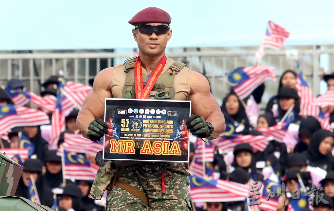 各制服部队使出杀手锏 “肌肉男”成国庆游行亮点