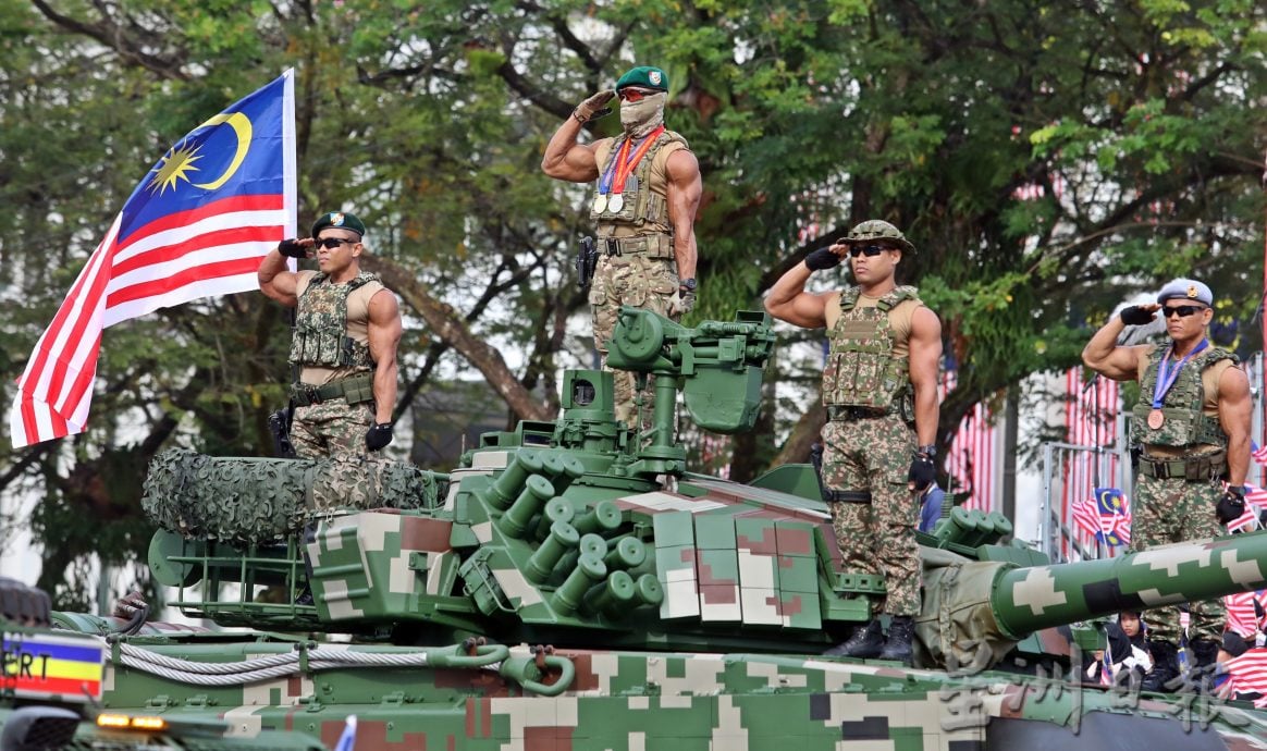 各制服部队使出杀手锏 “肌肉男”成国庆游行亮点