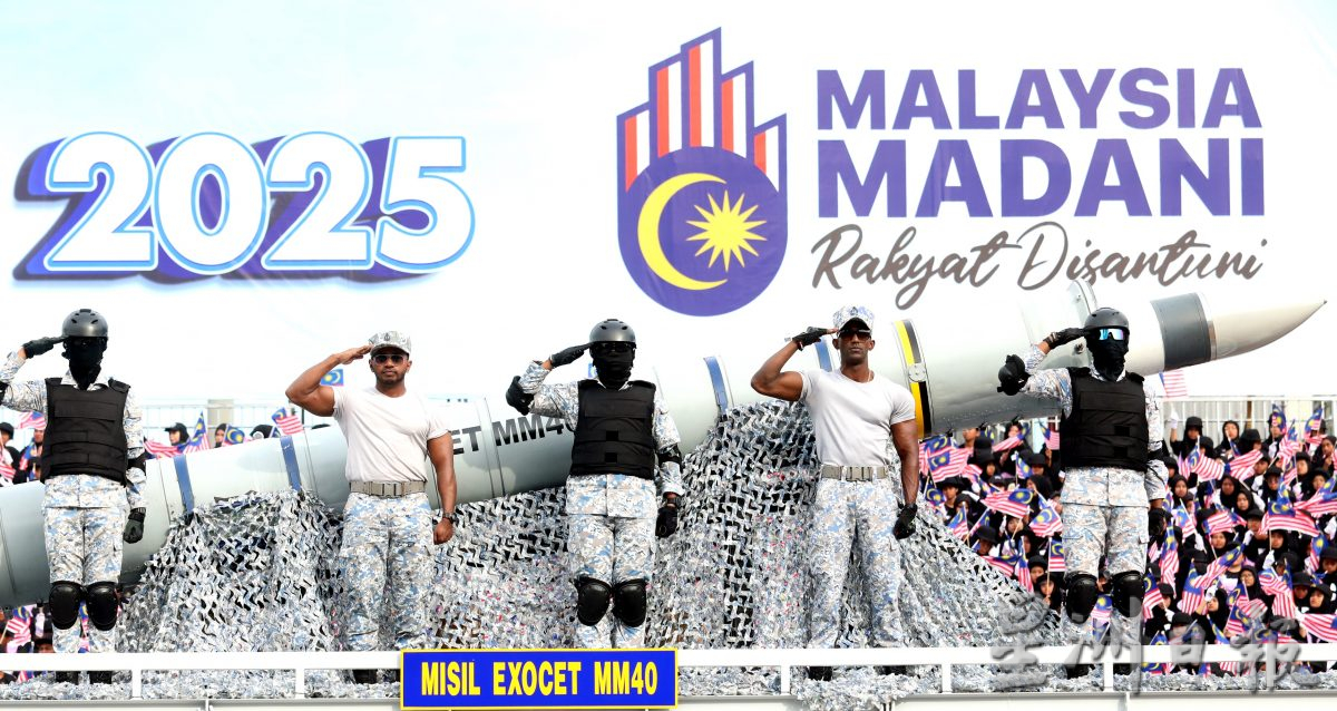 各制服部队使出杀手锏 “肌肉男”成国庆游行亮点