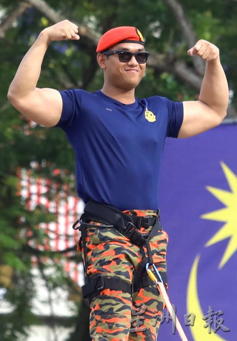 各制服部队使出杀手锏 “肌肉男”成国庆游行亮点