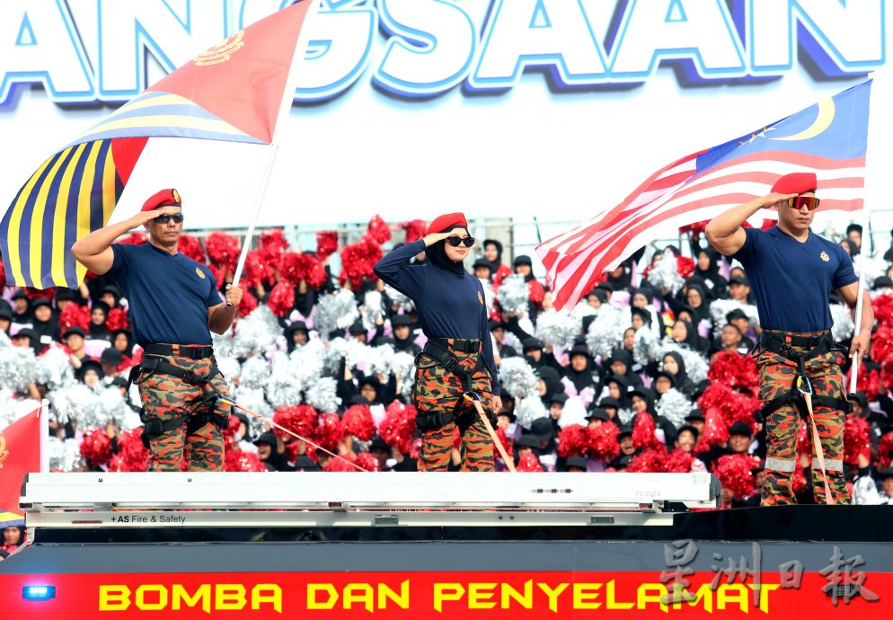 各制服部队使出杀手锏 “肌肉男”成国庆游行亮点