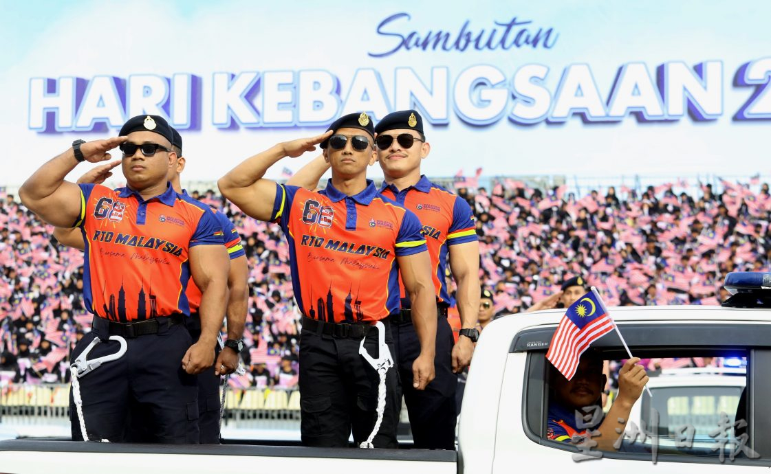 各制服部队使出杀手锏 “肌肉男”成国庆游行亮点