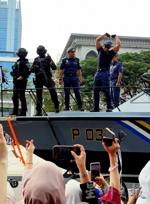 各制服部队使出杀手锏 “肌肉男”成国庆游行亮点