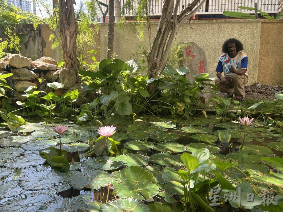 （古城第二版主文）培风校工威尔森巧手布置国庆装饰弘扬爱国精神