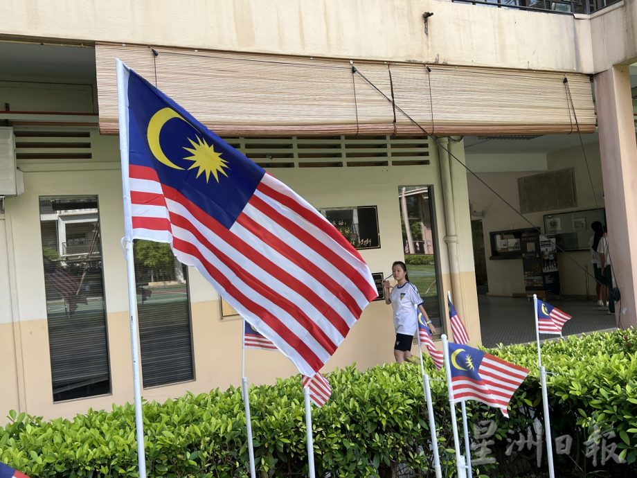 （古城第二版主文）培风校工威尔森巧手布置国庆装饰弘扬爱国精神