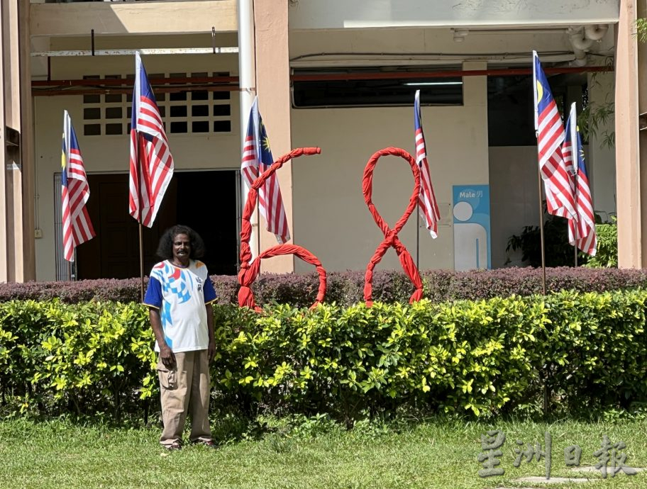 （古城第二版主文）培风校工威尔森巧手布置国庆装饰弘扬爱国精神