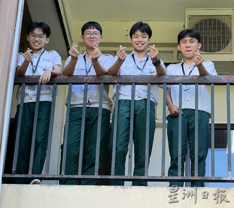 （古城第二版主文）培风校工威尔森巧手布置国庆装饰弘扬爱国精神