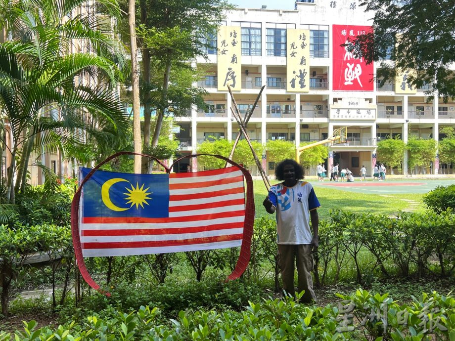 （古城第二版主文）培风校工威尔森巧手布置国庆装饰弘扬爱国精神