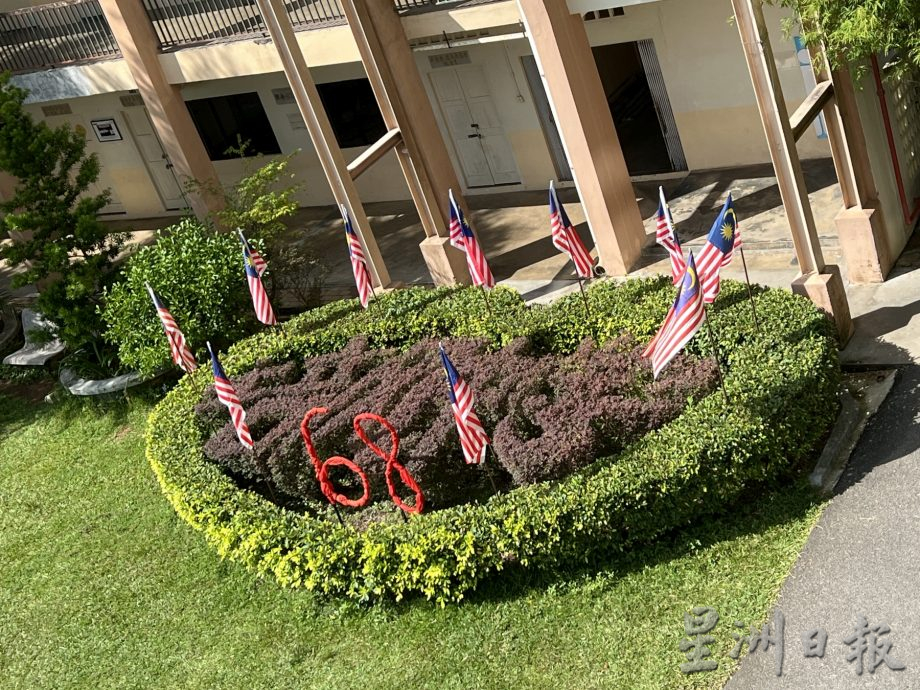 （古城第二版主文）培风校工威尔森巧手布置国庆装饰弘扬爱国精神