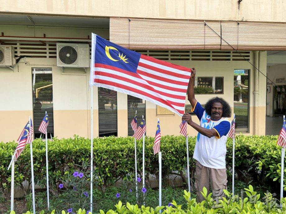 （古城第二版主文）培风校工威尔森巧手布置国庆装饰弘扬爱国精神