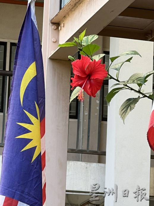 （古城第二版主文）培风校工威尔森巧手布置国庆装饰弘扬爱国精神