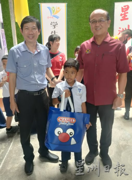 (古城第六版主文)启牖学生阅报仪式