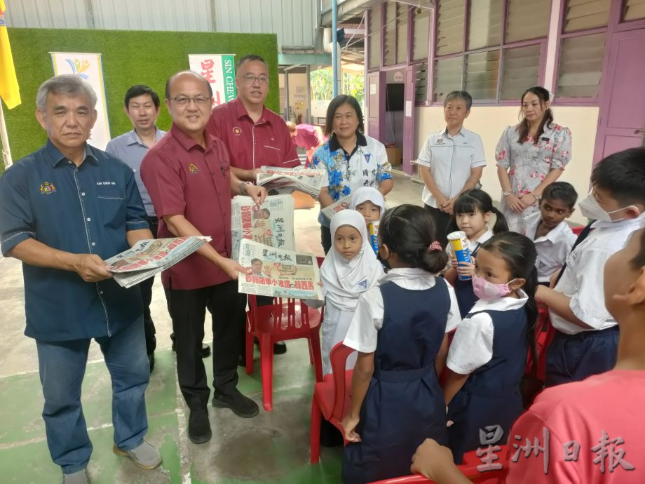 (古城第六版主文)启牖学生阅报仪式