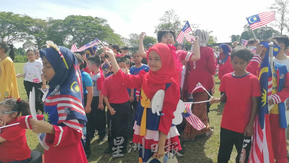 双溪索培民师生组成大爱心，创意表达爱国心。