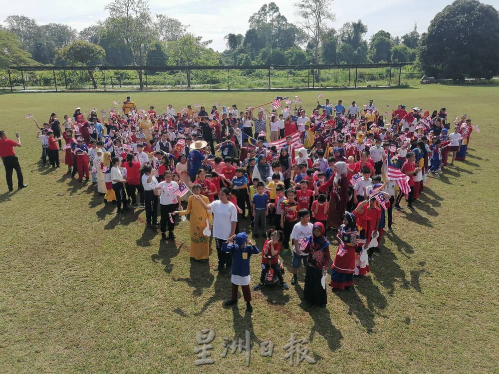 双溪索培民师生组成大爱心，创意表达爱国心。