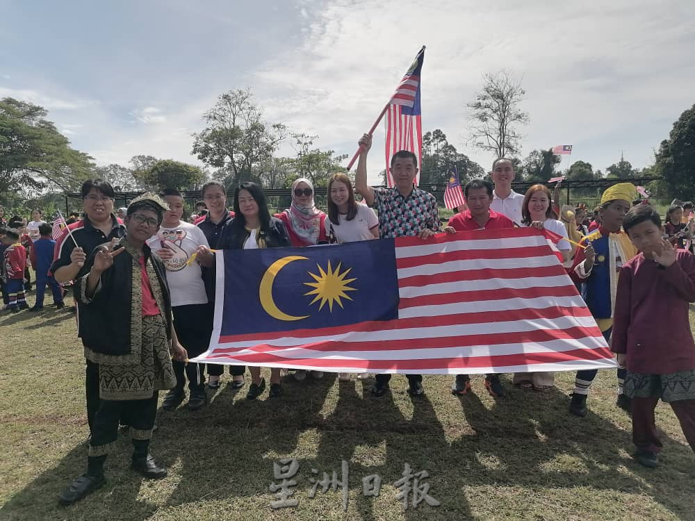 双溪索培民师生组成大爱心，创意表达爱国心。