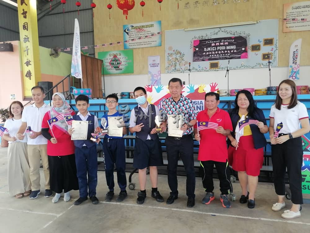 双溪索培民师生组成大爱心，创意表达爱国心。