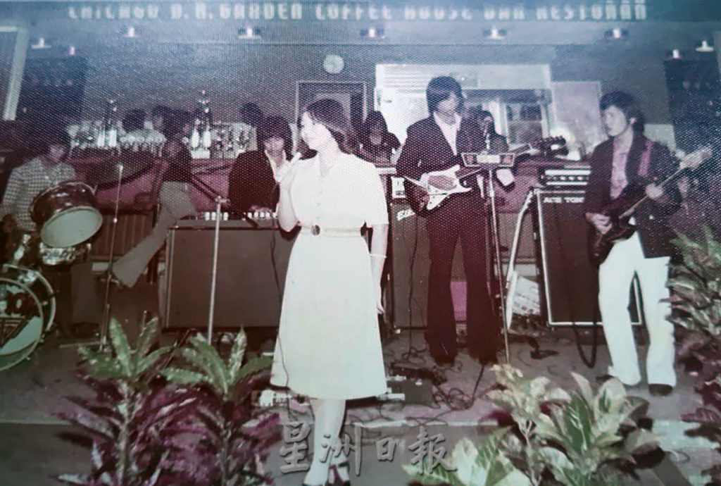 大霹雳封底主文/已签/【流金岁月】/曾有酒吧歌星驻唱 DR公园想不到的情意缠绵