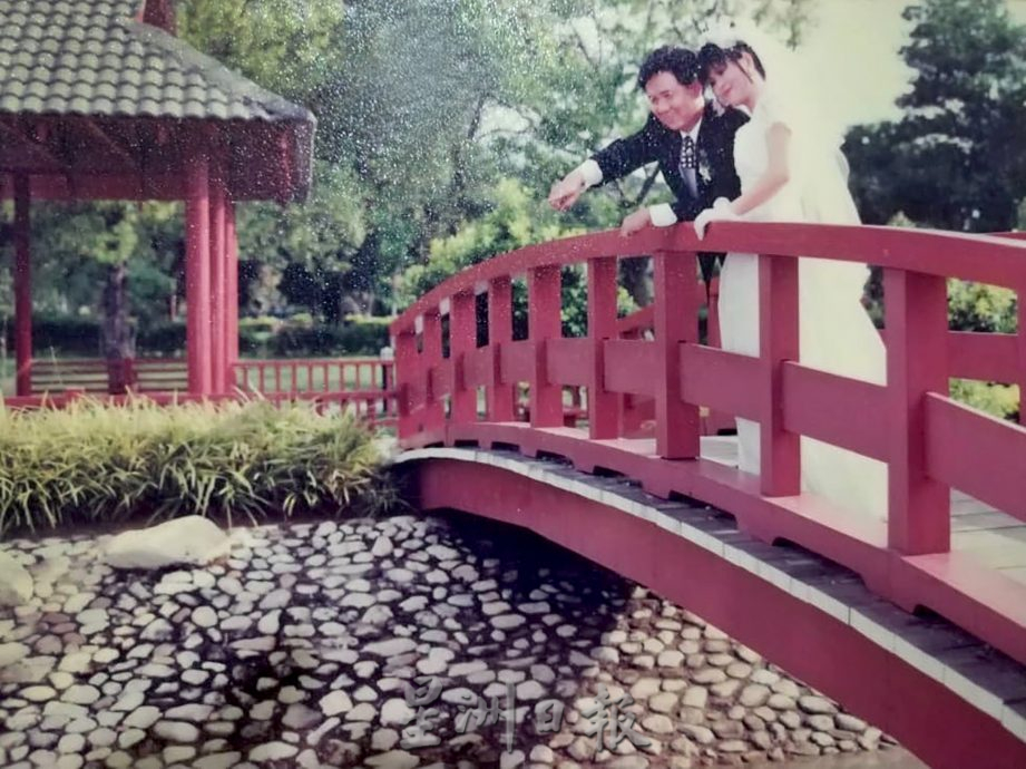 大霹雳封底主文/已签/【流金岁月】/曾有酒吧歌星驻唱 DR公园想不到的情意缠绵