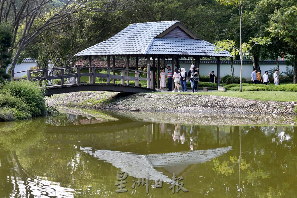 大霹雳封底主文/已签/【流金岁月】/曾有酒吧歌星驻唱 DR公园想不到的情意缠绵