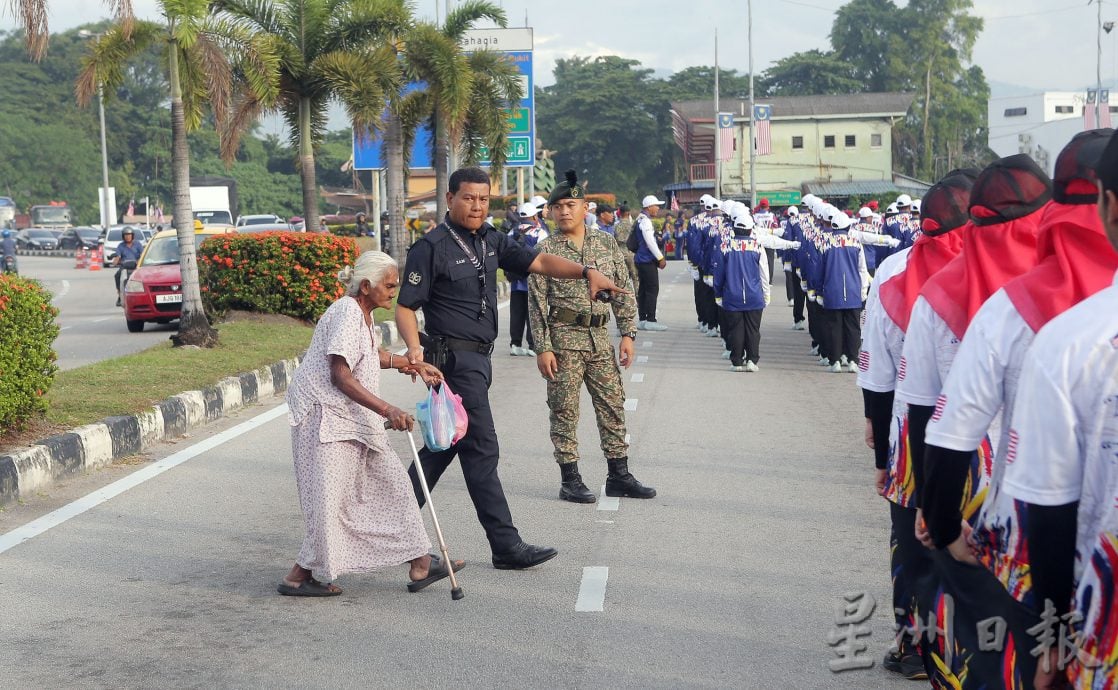 国庆日怡火车站周边大封路 乘客受促提早出门