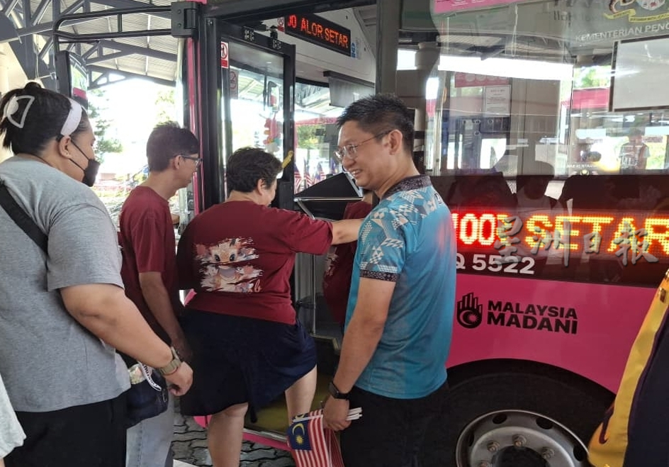 VIP文(大北马)吉北狮子会赞助约20孩子搭粉红巴士游米都