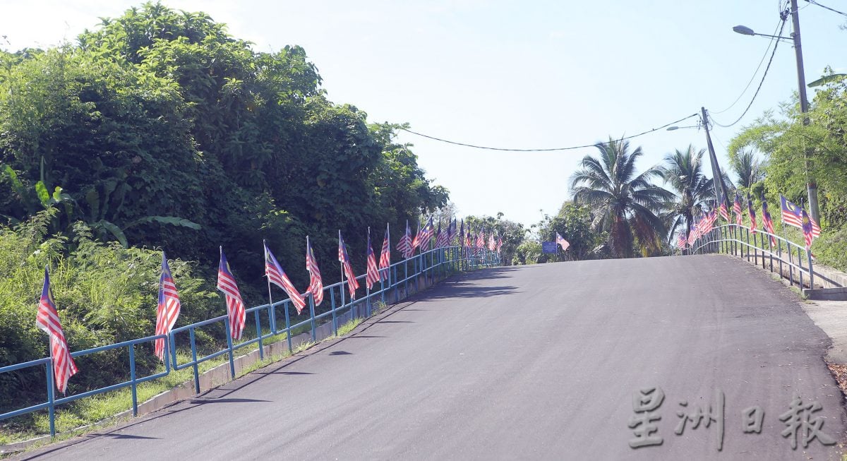 新甲板新村连续三年 家家户户挂国旗迎国庆