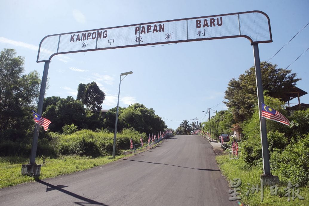 新甲板新村连续三年 家家户户挂国旗迎国庆