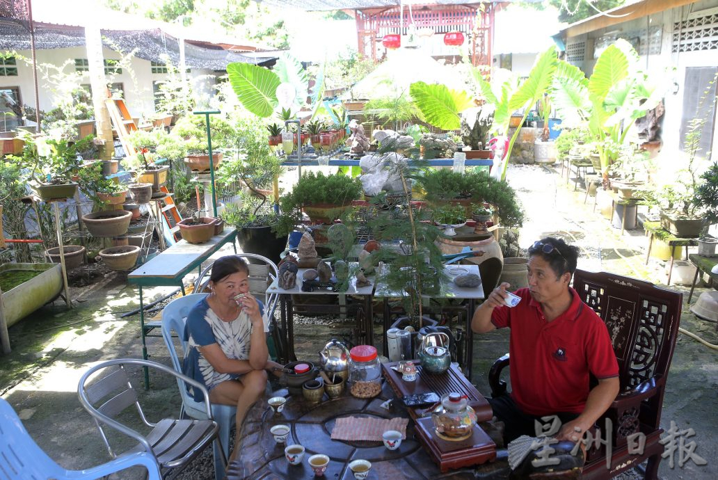 新甲板新村连续三年 家家户户挂国旗迎国庆