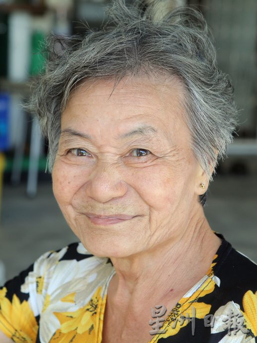 新甲板新村连续三年 家家户户挂国旗迎国庆