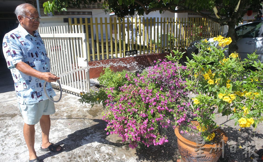 新甲板新村连续三年 家家户户挂国旗迎国庆