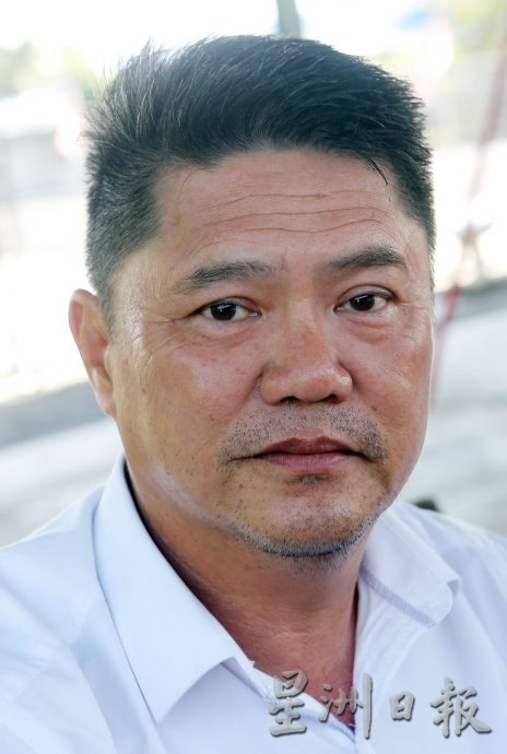 新甲板新村连续三年 家家户户挂国旗迎国庆