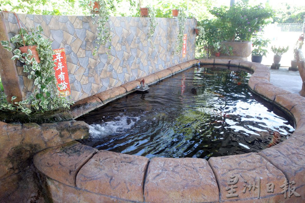 新甲板新村连续三年 家家户户挂国旗迎国庆