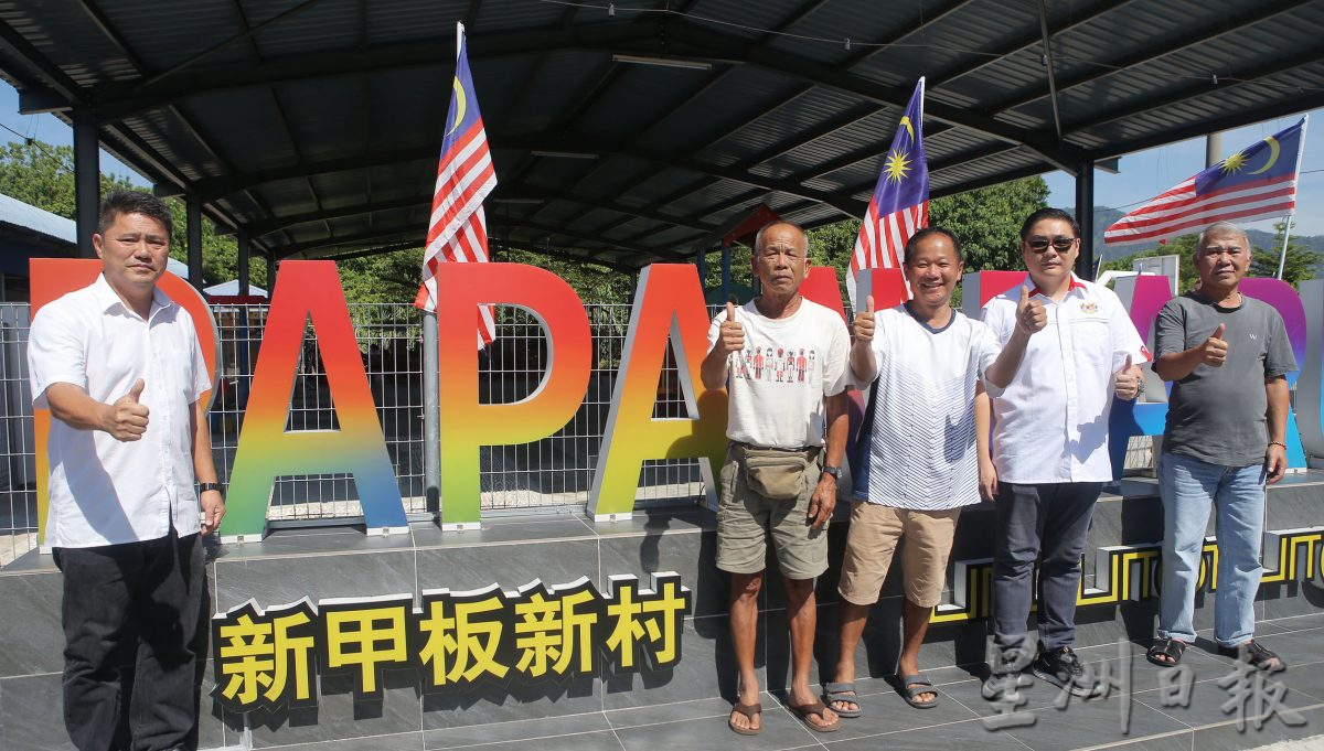 新甲板新村连续三年 家家户户挂国旗迎国庆