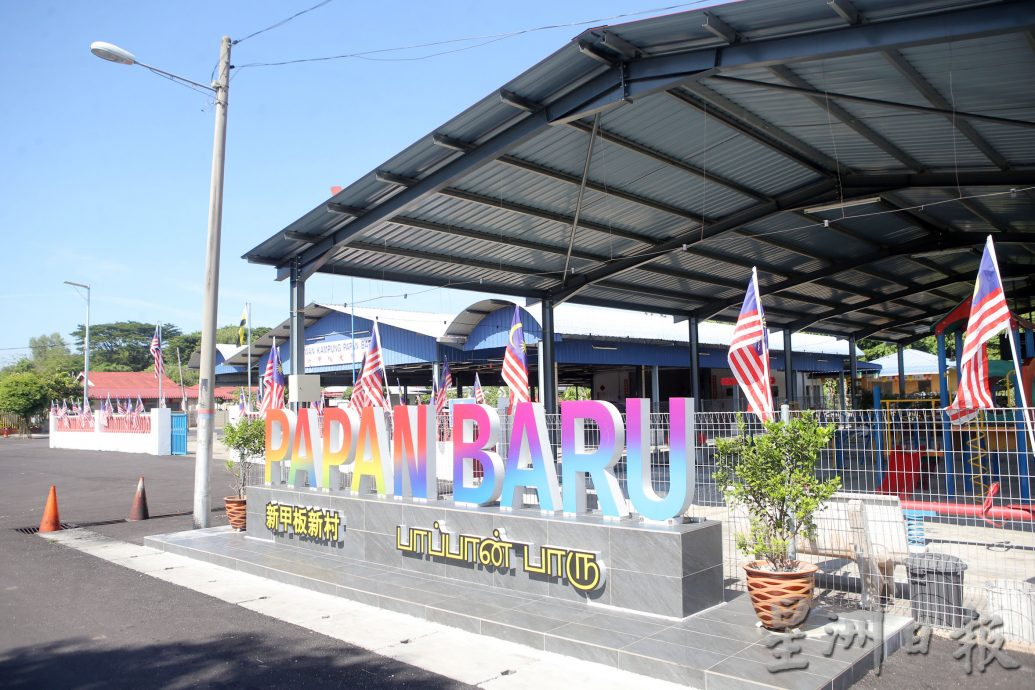 新甲板新村连续三年 家家户户挂国旗迎国庆